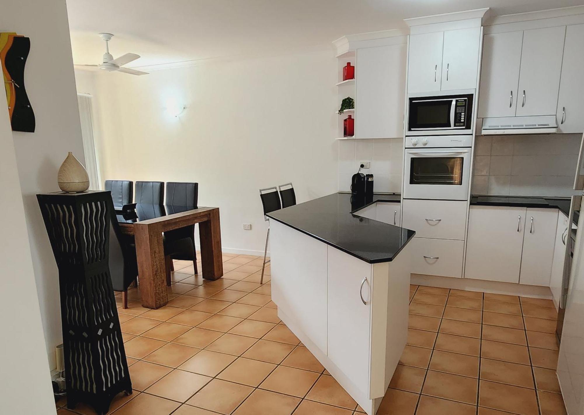 La Villa At Beach Court Airlie Beach Exterior photo